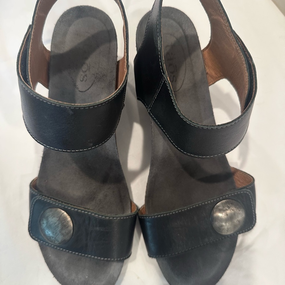 Taos Footwear Black Leather Sandals with Silver Accents